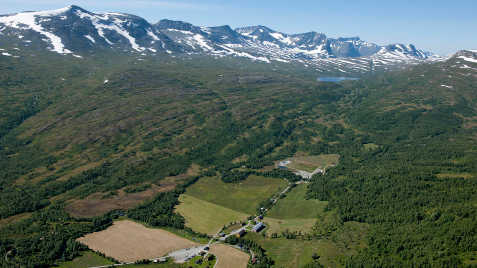 Storlidalen, med fjell i horisonten.